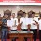 Ketua DPRD Batam Muhammad Kamaluddin bersama pimpinan DPRD Batam dan wali Kota Batam Amsakar Ahmad menunjukkan perda yang sudah disahkan pada rapat paripurna di ruang sidang utama DPRD Batam, Rabu (18/6/2025). Matapedia6.com/Dok DPRD