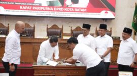 Wali kota Batam Amsakar Ahmad didampingi ketua DPRD Batam Kamaluddin dan pimpinan DPRD Batam saat menandatangani salinan Perubahan Kebijakan Umum Anggaran (KUA) dan Prioritas Plafon Anggaran Sementara (PPAS) tahun anggaran 2025, di ruang Rapat Paripurna, Rabu (18/6/2025). Matapedia6.com/Dok Sekwan