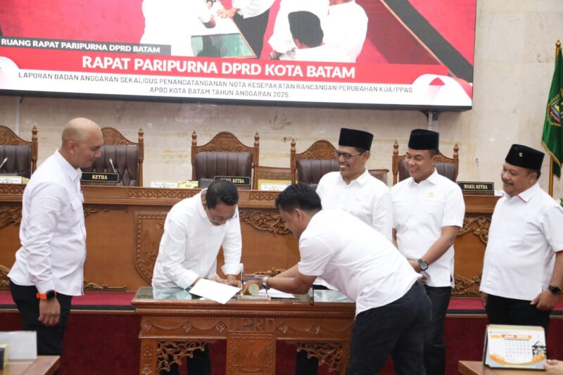 Wali kota Batam Amsakar Ahmad didampingi ketua DPRD Batam Kamaluddin dan pimpinan DPRD Batam saat menandatangani salinan Perubahan Kebijakan Umum Anggaran (KUA) dan Prioritas Plafon Anggaran Sementara (PPAS) tahun anggaran 2025, di ruang Rapat Paripurna, Rabu (18/6/2025). Matapedia6.com/Dok Sekwan