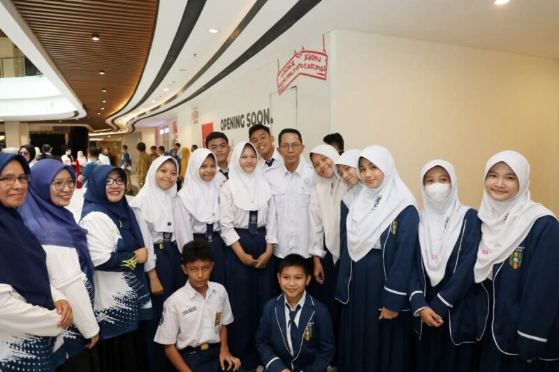 Amsakar bersama pelajar kota Batam. Foto:Diskominfo