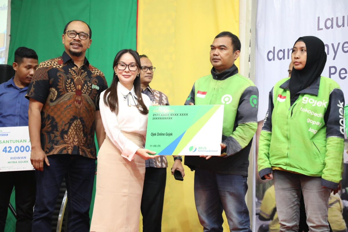 Wakil Wali Kota Batam Li Claudia saat serahkan kartu BPJS Ketenagakerjaan ke Ojol beberapa hari yang lalu. Foto;Diskominfo Batam