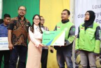 Wakil Wali Kota Batam Li Claudia saat serahkan kartu BPJS Ketenagakerjaan ke Ojol beberapa hari yang lalu. Foto;Diskominfo Batam