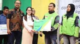 Wakil Wali Kota Batam Li Claudia saat serahkan kartu BPJS Ketenagakerjaan ke Ojol beberapa hari yang lalu. Foto;Diskominfo Batam