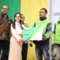 Wakil Wali Kota Batam Li Claudia saat serahkan kartu BPJS Ketenagakerjaan ke Ojol beberapa hari yang lalu. Foto;Diskominfo Batam