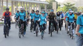 Wakil Wali Kota Batam Li Claudia bersama Ketua PWI Kepri Andi dan pesepeda lainnya gowes, Minggu (15/6). Foto:Diskominfo Batam