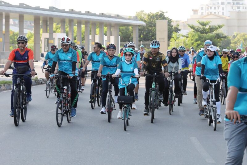 Wakil Wali Kota Batam Li Claudia bersama Ketua PWI Kepri Andi dan pesepeda lainnya gowes, Minggu (15/6). Foto:Diskominfo Batam