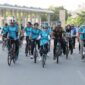 Wakil Wali Kota Batam Li Claudia bersama Ketua PWI Kepri Andi dan pesepeda lainnya gowes, Minggu (15/6). Foto:Diskominfo Batam