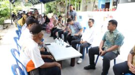 Wali Kota sekaligus Kepala BP Batam Amsakar bersama Camat Sagulung M Hafiz Rozie di kediaman warga Sei Lekop yang diduga ditolak RSUD, Kamis (19/6). Foto:dok/Diskominfo