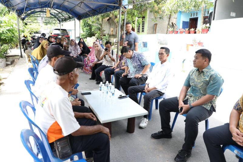 Wali Kota sekaligus Kepala BP Batam Amsakar bersama Camat Sagulung M Hafiz Rozie di kediaman warga Sei Lekop yang diduga ditolak RSUD, Kamis (19/6). Foto:dok/Diskominfo