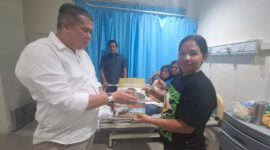 Yusfa bersama dengan keluarga korban Asisten Rumah Tangga di Rumah Sakit. Foto:Dok/Diskominfo Batam