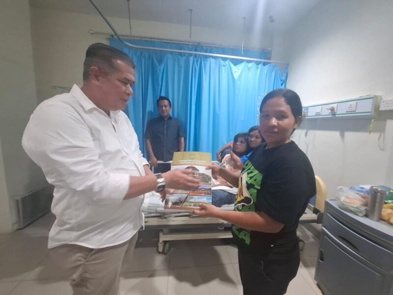 Yusfa bersama dengan keluarga korban Asisten Rumah Tangga di Rumah Sakit. Foto:Dok/Diskominfo Batam