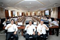 Sekda Batam Jefridin tengah dan Kiri Kadis Kominfo Batam. Foto:Dok/Humas Diskominfo