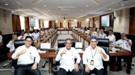 Sekda Batam Jefridin tengah dan Kiri Kadis Kominfo Batam. Foto:Dok/Humas Diskominfo