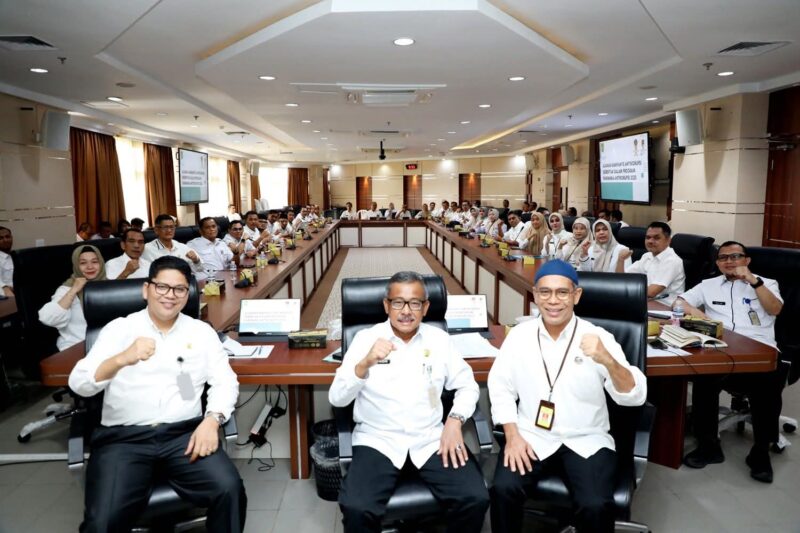 Sekda Batam Jefridin tengah dan Kiri Kadis Kominfo Batam. Foto:Dok/Humas Diskominfo