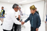Sekda Batam Jefridin saat sambut kedatangan Wamendikdasmen, Rabu (25/6). Foto:Diskominfo Batam