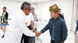 Sekda Batam Jefridin saat sambut kedatangan Wamendikdasmen, Rabu (25/6). Foto:Diskominfo Batam