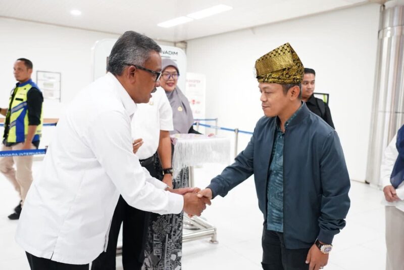 Sekda Batam Jefridin saat sambut kedatangan Wamendikdasmen, Rabu (25/6). Foto:Diskominfo Batam