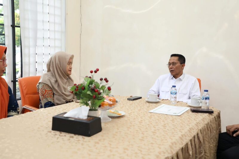 Wali Kota Batam Amsakar bersama Direktur RSUD Embung Fatimah beberapa hari lalu. Foto;Diskominfo Batam