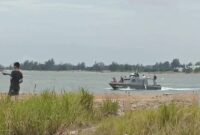 Petugas SAR dan juga warga saat melakukan pencarian korban tenggelam diperairan Tanjung Sengkuang Kota Batam, Minggu (1/6/2025). Matapedia6.com/Istimewa