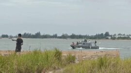 Petugas SAR dan juga warga saat melakukan pencarian korban tenggelam diperairan Tanjung Sengkuang Kota Batam, Minggu (1/6/2025). Matapedia6.com/Istimewa