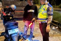 Anggota satlantas Polresta Barelang saat melakukan penindakan terhadap salah satu pengendara pengguna knalpot Brong, Sabtu (31/5/2025). Matapedia6.com/Dok Humas Polresta