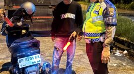 Anggota satlantas Polresta Barelang saat melakukan penindakan terhadap salah satu pengendara pengguna knalpot Brong, Sabtu (31/5/2025). Matapedia6.com/Dok Humas Polresta