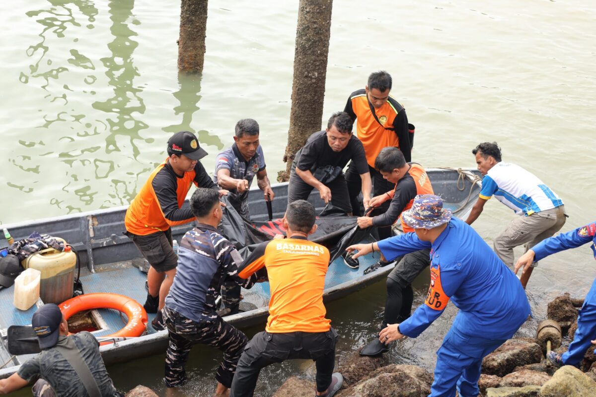 Tim SAR gabungan saat melakukan evakuasi jenazah pemancing yang tenggelam di Tanjung Sengkuang, Senin (2/6/2025). Matapedia6.com/Dok Basarnas.