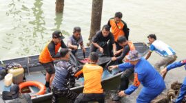Tim SAR gabungan saat melakukan evakuasi jenazah pemancing yang tenggelam di Tanjung Sengkuang, Senin (2/6/2025). Matapedia6.com/Dok Basarnas.