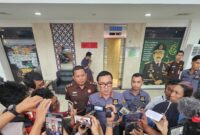 Kepala Kejaksaan Negeri (Kajari) Batam, I Ketut Kasna Dedi didampingi Kasi Intel Kejari Batam dalam jumpa pers terpidana kasus pencemaran lingkungan (limbah) pada Selasa (3/6/2025). Foto:dok/Kejari-matapedia