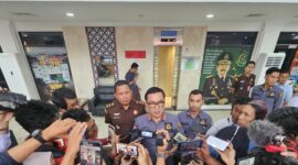 Kepala Kejaksaan Negeri (Kajari) Batam, I Ketut Kasna Dedi didampingi Kasi Intel Kejari Batam dalam jumpa pers terpidana kasus pencemaran lingkungan (limbah) pada Selasa (3/6/2025). Foto:dok/Kejari-matapedia