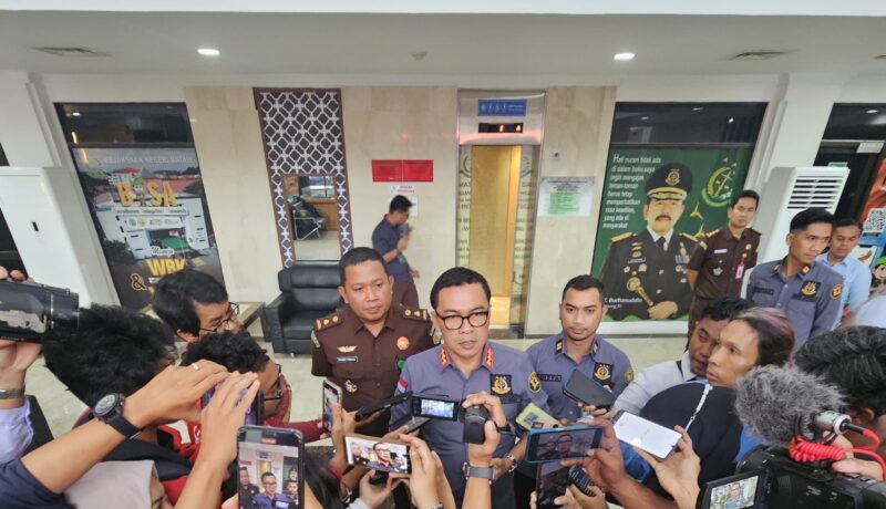 Kepala Kejaksaan Negeri (Kajari) Batam, I Ketut Kasna Dedi didampingi Kasi Intel Kejari Batam dalam jumpa pers terpidana kasus pencemaran lingkungan (limbah) pada Selasa (3/6/2025). Foto:dok/Kejari-matapedia