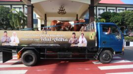 Kapolda Kepri Irjen Pol Asep Syafrudin melakukan pelepasan hewan kurban secara simbolis dari depan Lobi utama Polda Kepri, Kamis (5/6/2025). Matapedia6.com/Dok Humas polda