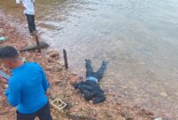Tim gabungan saat melakukan evakuasi jenazah dipinggir laut dekat jembatan satu Barelang, Jumat (6/6/2025). Matapedia6.com/Istimewa)