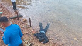 Tim gabungan saat melakukan evakuasi jenazah dipinggir laut dekat jembatan satu Barelang, Jumat (6/6/2025). Matapedia6.com/Istimewa)