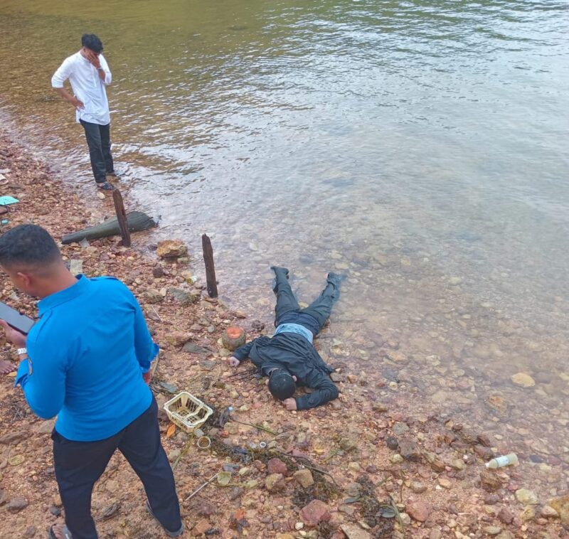 Tim gabungan saat melakukan evakuasi jenazah dipinggir laut dekat jembatan satu Barelang, Jumat (6/6/2025). Matapedia6.com/Istimewa)