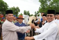Kepala BP Batam sekaligus Wali Kota Batam Amsakar bersama Kemenag Batam Budi Dermawan saat menyerahkan sapi kurban dari Presiden Prabowo, Jumat (6/6). Foto;Humas BP Batam