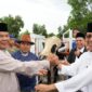Kepala BP Batam sekaligus Wali Kota Batam Amsakar bersama Kemenag Batam Budi Dermawan saat menyerahkan sapi kurban dari Presiden Prabowo, Jumat (6/6). Foto;Humas BP Batam
