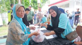 Pertamina menyalurkan bantuan hewan kurban ke masyarakat, Jumat (6/6/2025). Foto:Dok/Ist