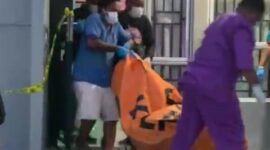 Pihak Inafis dibantu warga saat mengevaluasi jenazah dari dalam rumahnya pada Sabtu (7/6/2025). Matapedia6.com/Istimewa