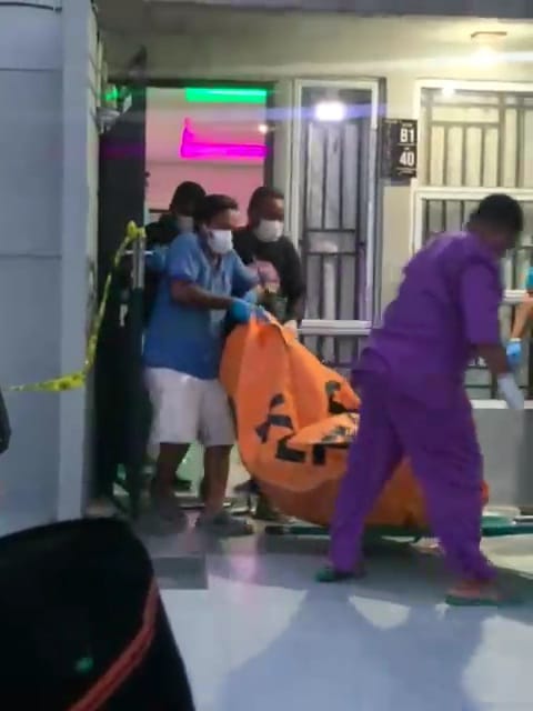 Pihak Inafis dibantu warga saat mengevaluasi jenazah dari dalam rumahnya pada Sabtu (7/6/2025). Matapedia6.com/Istimewa