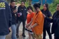 Dua WNA Asal Vietnam pelaku pengeroyokan DJ First Club saat diamankan polisi di salah satu lokasi di Kota Batam, Minggu (8/6/2025). Matapedia6.com/Dok Polsek