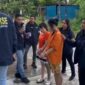 Dua WNA Asal Vietnam pelaku pengeroyokan DJ First Club saat diamankan polisi di salah satu lokasi di Kota Batam, Minggu (8/6/2025). Matapedia6.com/Dok Polsek 