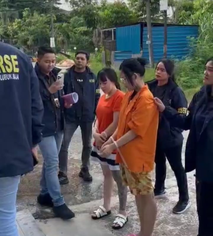 Dua WNA Asal Vietnam pelaku pengeroyokan DJ First Club saat diamankan polisi di salah satu lokasi di Kota Batam, Minggu (8/6/2025). Matapedia6.com/Dok Polsek 