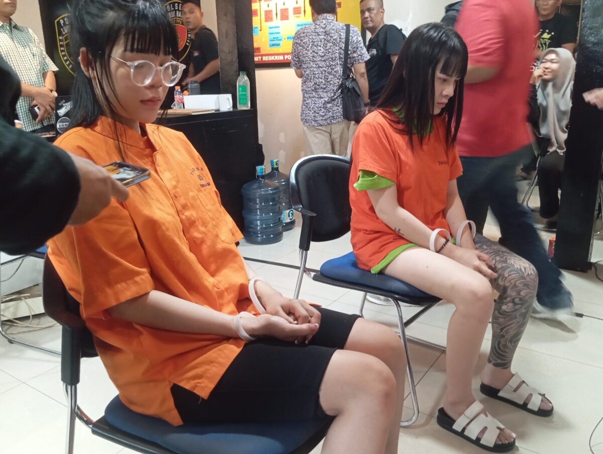 Dua pelaku bernama Le Thi Huynh Trang dan Nguyen Thi Thu Thao saat diinterogasi polisi beberapa hari lalu. Foto:dok/Luci-matapedia