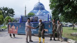 Panbil Group menyerahkan hewan kurban kepada masyarakat Batam beberapa hari lalu. Foto:Ist