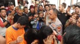 Kapolresta Barelang Kombes Pol Zaenal Arifin saat mendengarkan pernyataan pelaku di Kantor Polresta Barelang, Rabu (11/6/2025). Matapedia6.com/Dok Humas Polres