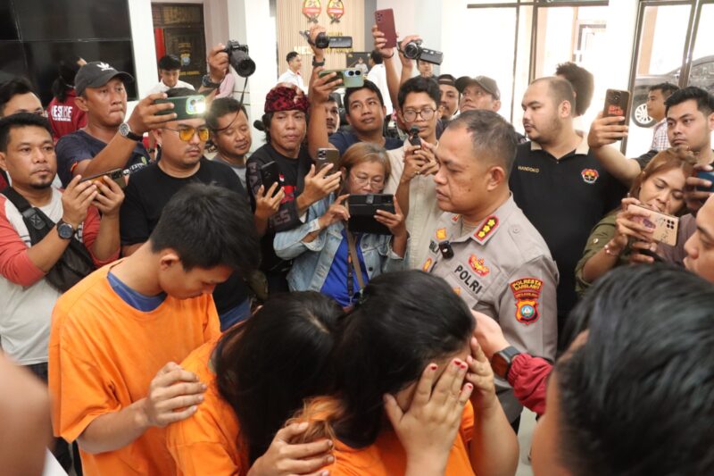 Kapolresta Barelang Kombes Pol Zaenal Arifin saat mendengarkan pernyataan pelaku di Kantor Polresta Barelang, Rabu (11/6/2025). Matapedia6.com/Dok Humas Polres