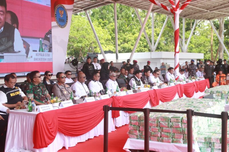 Anggota Dewan Perwakilan Daerah Republik Indonesia (DPD RI) Komite IV asal Daerah Pemilihan Provinsi Kepulauan Riau, Dwi Ajeng Sekar Respaty, hadiri kegiatan pemusnahan barang bukti narkotika jenis sabu seberat 2 ton dilaksanakan oleh Badan Narkotika Nasional (BNN) di Alun-Alun Engku Putri, Kota Batam, Kamis (12/6/2025. Matapedia6.com/Dok DPRD RI