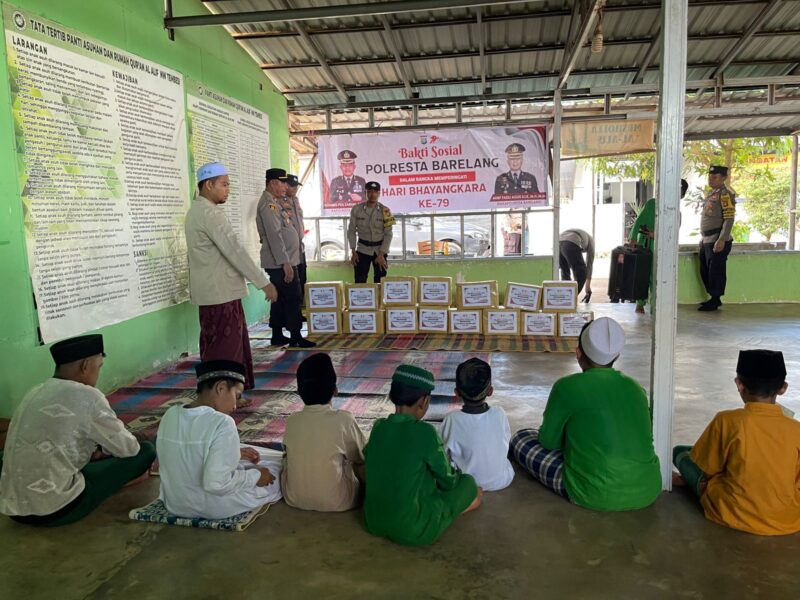 Jajaran Polsek Sagulung gelar bakti sosial dan berbagi Sembako di panti asuhan Al-Alif Nahdlatul Wathan di Kelurahan Tembesi, Kecamatan Sagulung, Kota Batam, Jumat (13/6/2025). Matapedia6.com/Dok Polsek