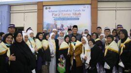 Jemaah haji kloter kedua baru tiba di Tanah Air disambut Kemenag Kepri, Jumat (13/6). Foto:Yudi/Kemenag Kepri untuk matapedia